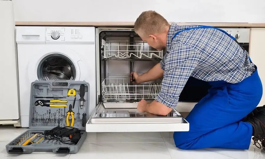 Karapürçek Termoteknik servisi teknisyen ekibi beyaz eşya tamiri yaparken